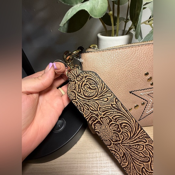 Cato wristlet NWOT - Picture 2 of 6